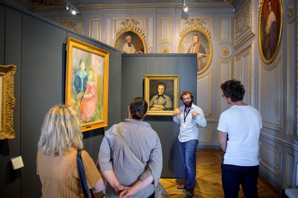 Guía durante las visitas guiadas al Museo de Bellas Artes