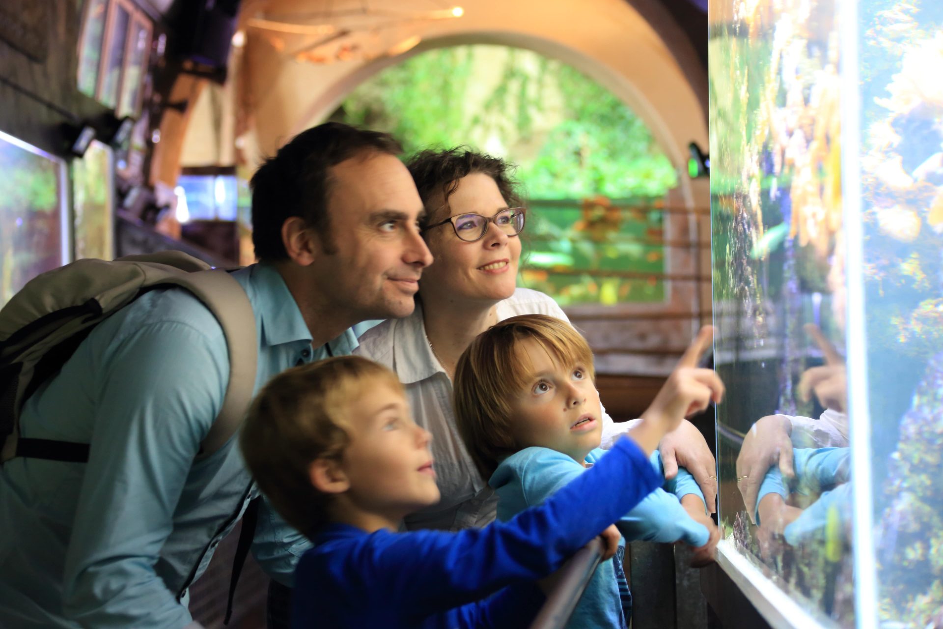 Une famille visitant l'Aquarium du Limousin