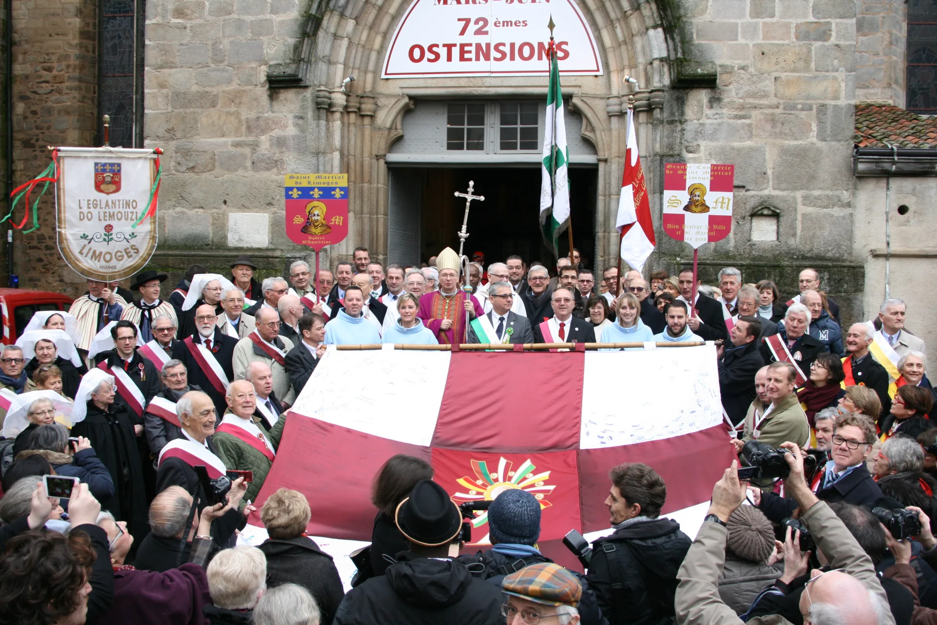 Cérémonie du Drapeau lors des ostensions