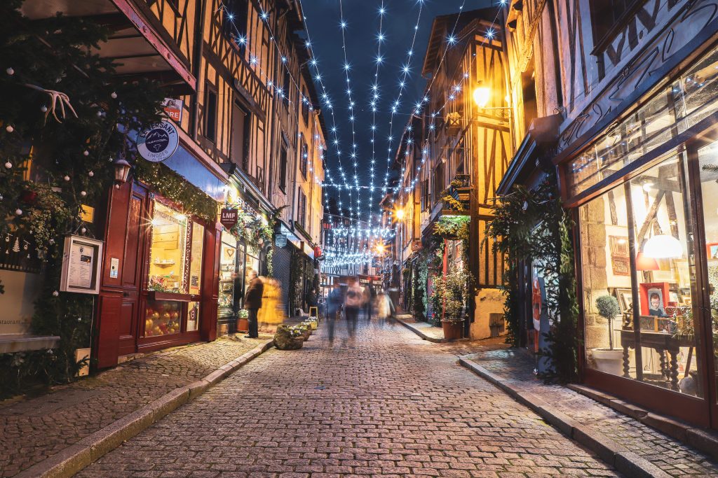 Rue de la Boucherie avec des guirlandes