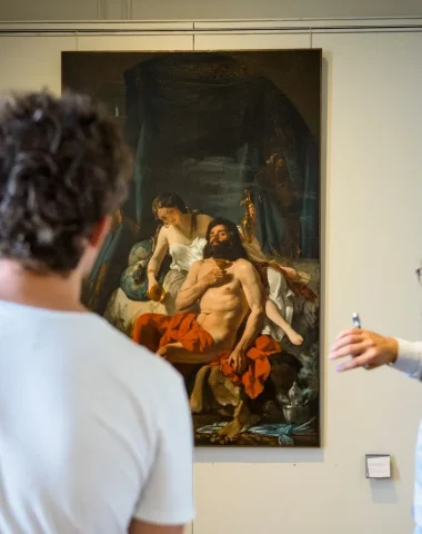 Groupe de visiteurs lors d'une visite guidée dans la galerie de peinture du Musée des Beaux-Arts de Limoges, observant des œuvres classiques.