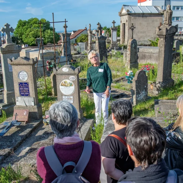 visite d'un groupe au cimetière de Louyat