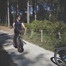 5 bonnes raisons de tester la trottinette et le skateboard électriques au lac de Saint-Pardoux
