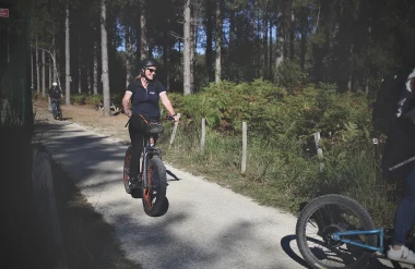 5 bonnes raisons de tester la trottinette et le skateboard électriques au lac de Saint-Pardoux