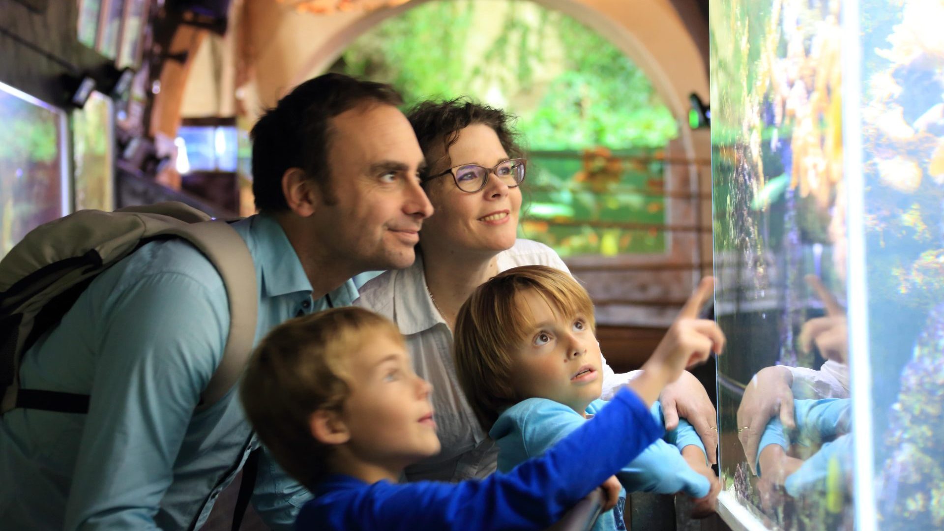 Eine Familie besucht das Limousin-Aquarium
